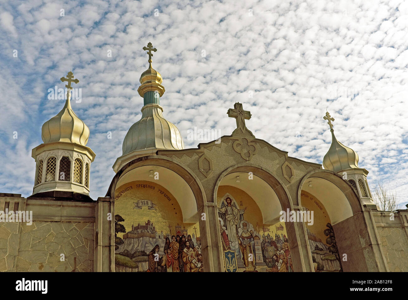 Goldenen Kuppeln der St. Vladimir Ukrainischen Orthodoxen Kathedrale auf der Staatsstraße in Parma, Ohio, einem Vorort von Cleveland, Ohio. Stockfoto