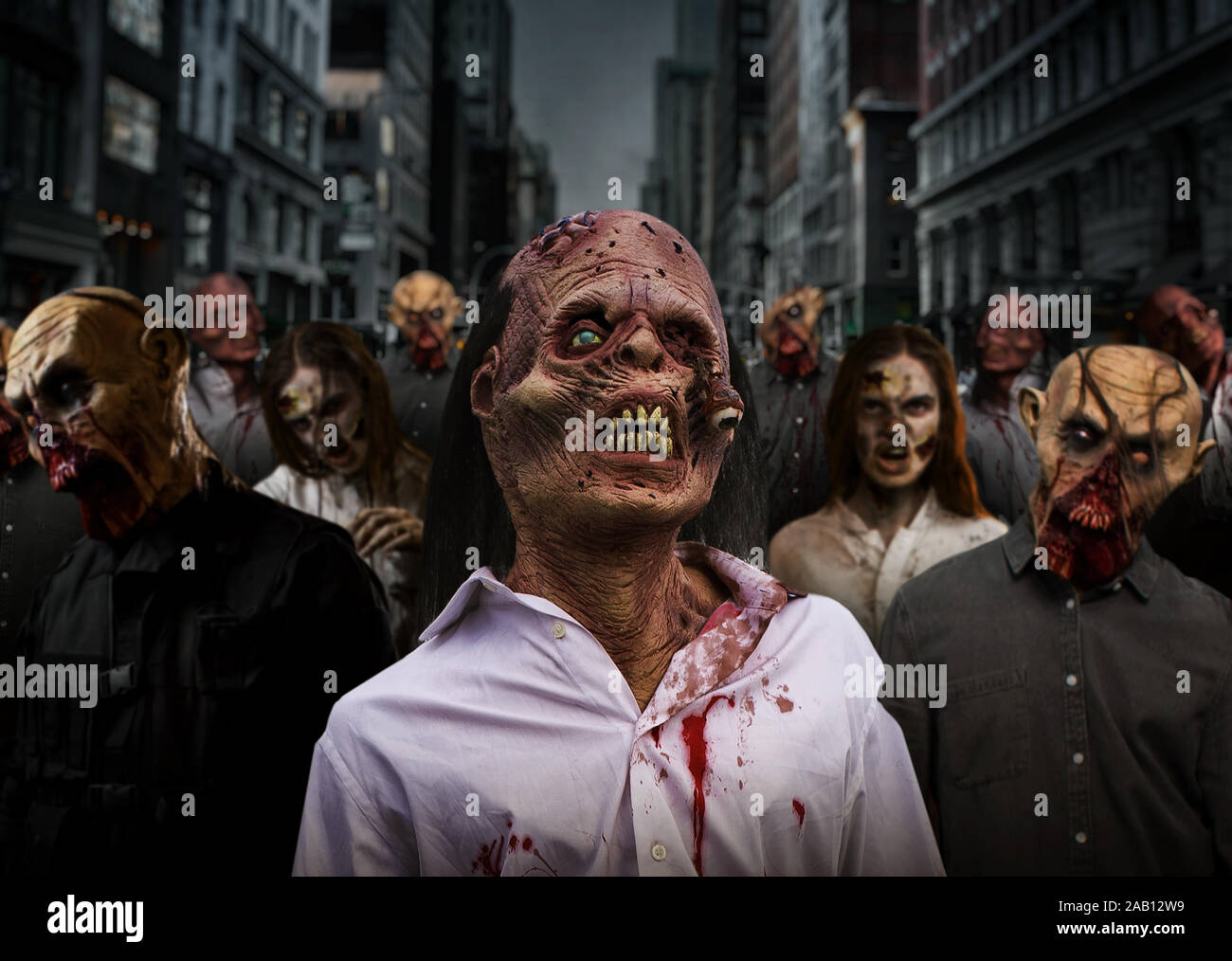 Zombies auf night street in Downtown, Monster Armee Stockfoto