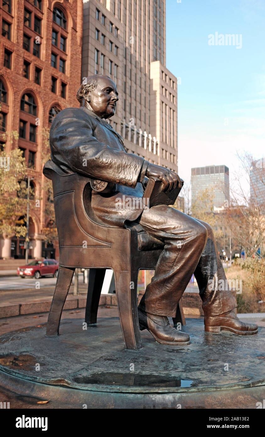 Eine Statue von Tom L. Johnson, der angesehene Bürgermeister von Cleveland aus den Jahren 1901 bis 1909, befindet sich auf dem Public Square in Cleveland, Ohio, USA. Stockfoto