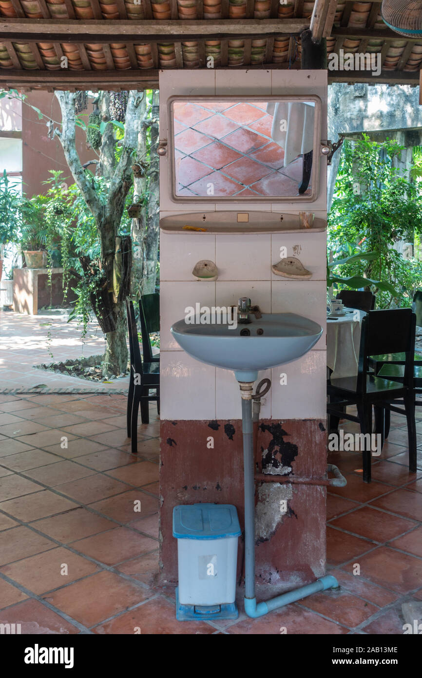 Cai, Mekong Deltal, Vietnam - März 13, 2019: Handwäsche Tisch mit Spiegel im Speisesaal mit offenen seiten von Herrn Kiet seinem historischen Haus. Gre Stockfoto