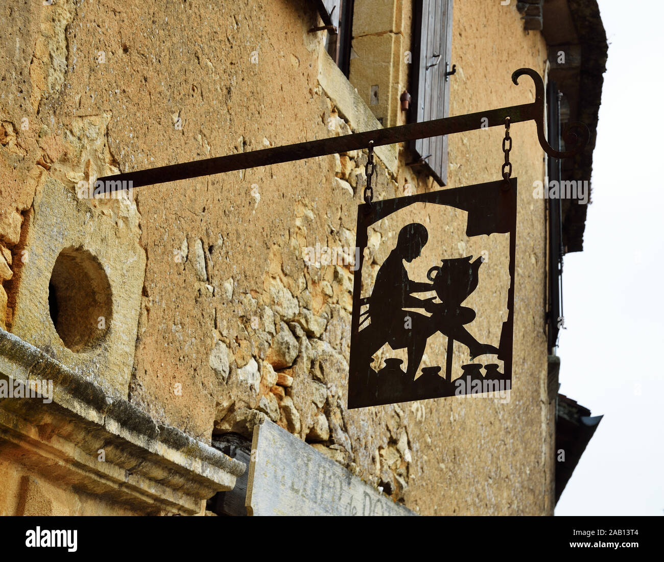 Überhängenden metall Zeichen in der kleinen französischen Stadt Beynac-et-Cazenac Stockfoto