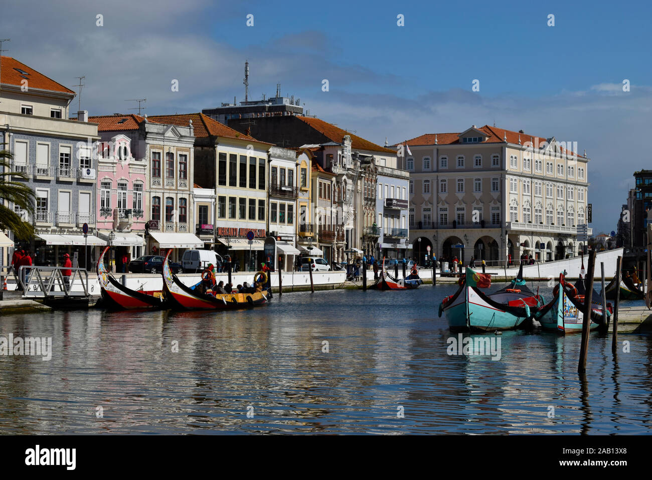 Allgemeiner Blick auf das Zentrum von Aveiro Portugal mit Booten aus Moliceiro und Art-Deco-Gebäuden Stockfoto