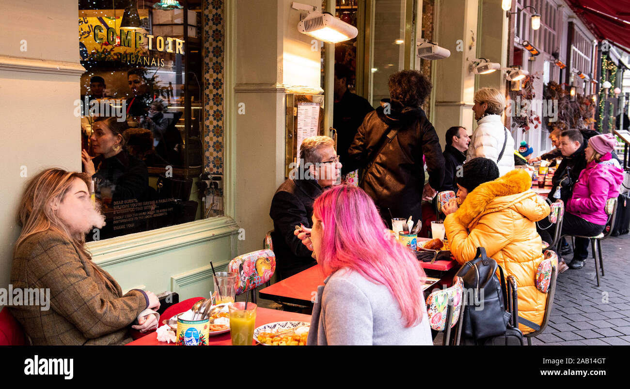 Die Leute draußen sitzen Cafe zu Mittag gegessen. South Kensington, London, England, UK. Stockfoto