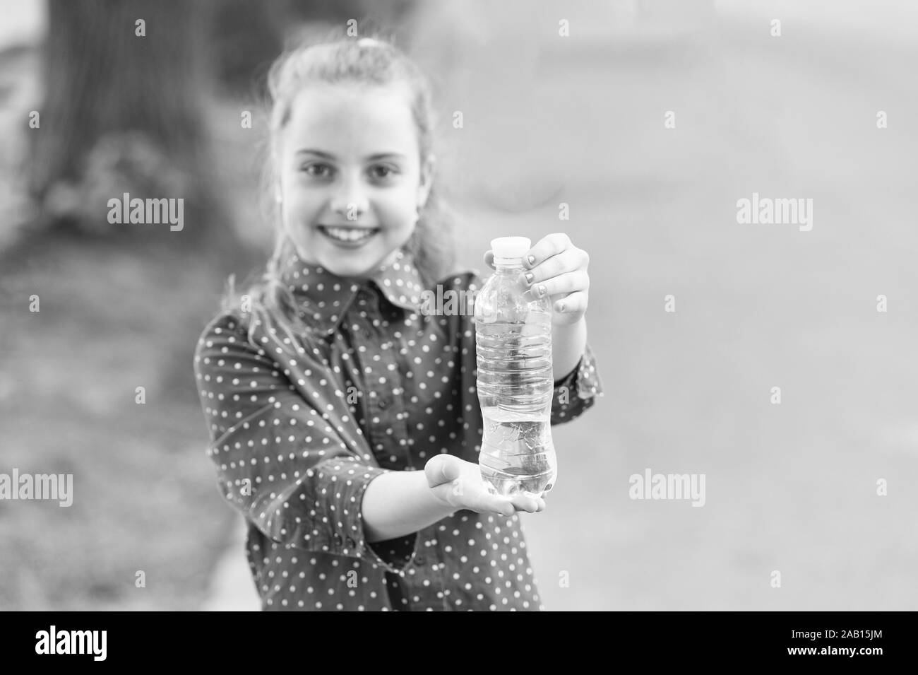 Warten Sie nicht, Hydrat. Flasche Trinkwasser selektiven Fokus. Kleines Mädchen Trinkwasser Durst zu stillen. Durstiges Kind. Durst oder Dehydratation. Durstlöschend. Durst Konzept. Stockfoto