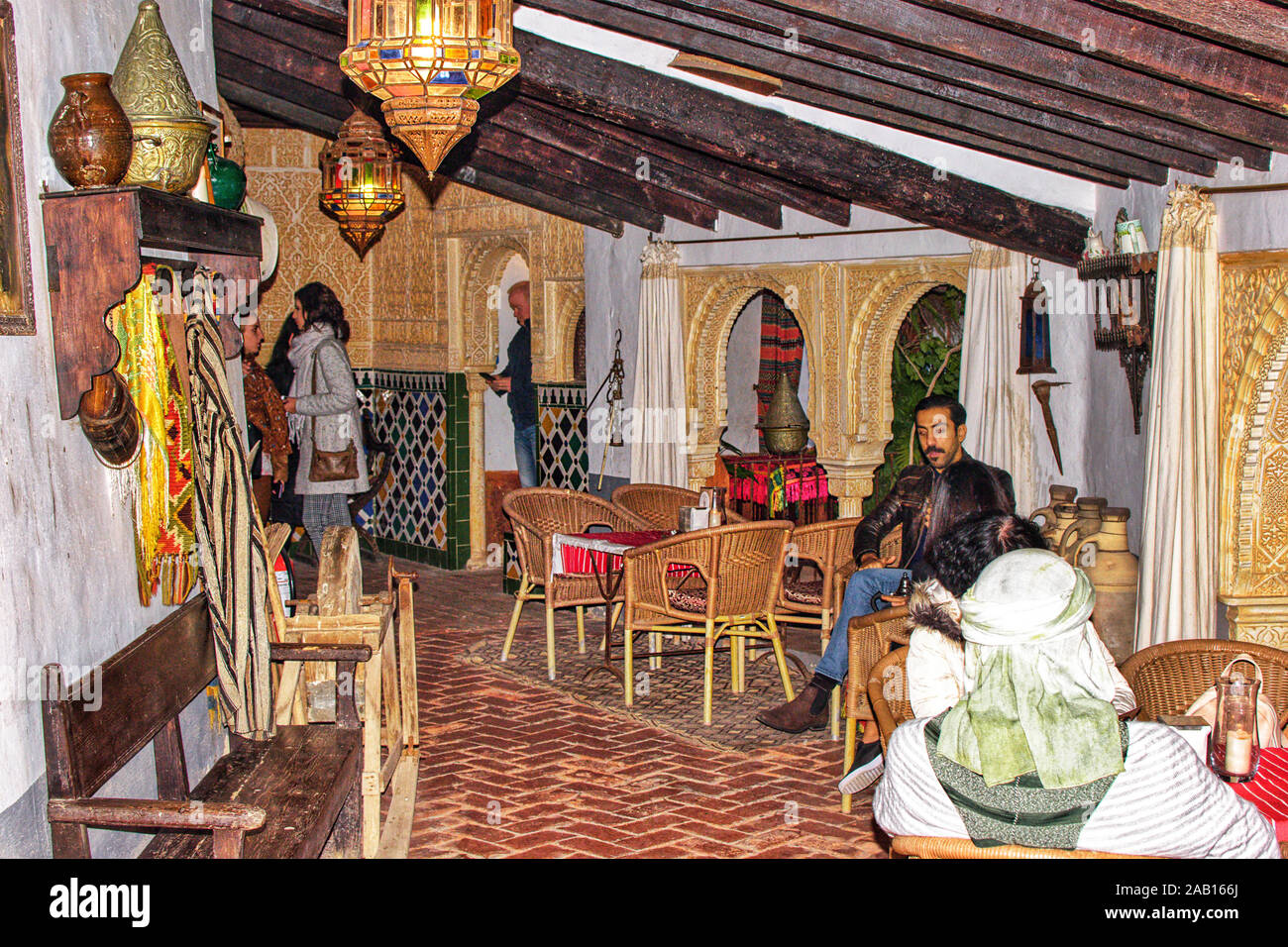 Alicante, Spanien, 24. November 2019: Traditionelle marokkanische Haus Interieur. Mitglieder der traditionellen muslimischen marokkanischen Familie zuhause. Stockfoto