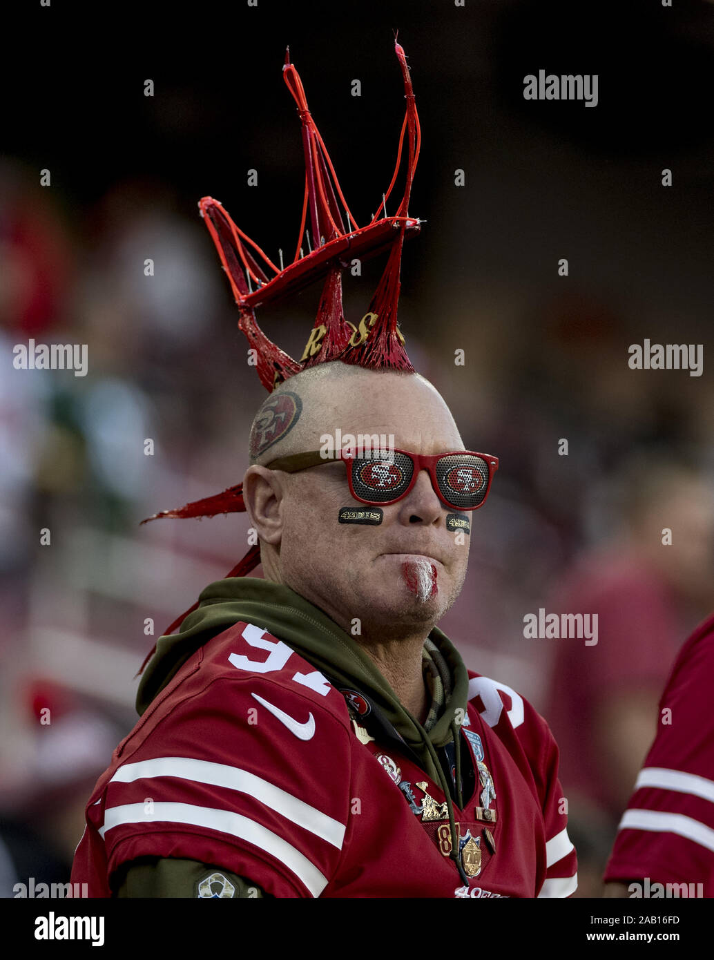 Santa Clara, USA. 24 Nov, 2019. Ein San Fracisco 49ers Fan kommt voll für Sonntag Abend Fußball eingerichtet wie die 49ers die Green Bay Packers bei Levi's Stadion in Santa Clara, Kalifornien, am Sonntag, den 24. November, 2019 spielen. Foto von Terry Schmitt/UPI Quelle: UPI/Alamy leben Nachrichten Stockfoto