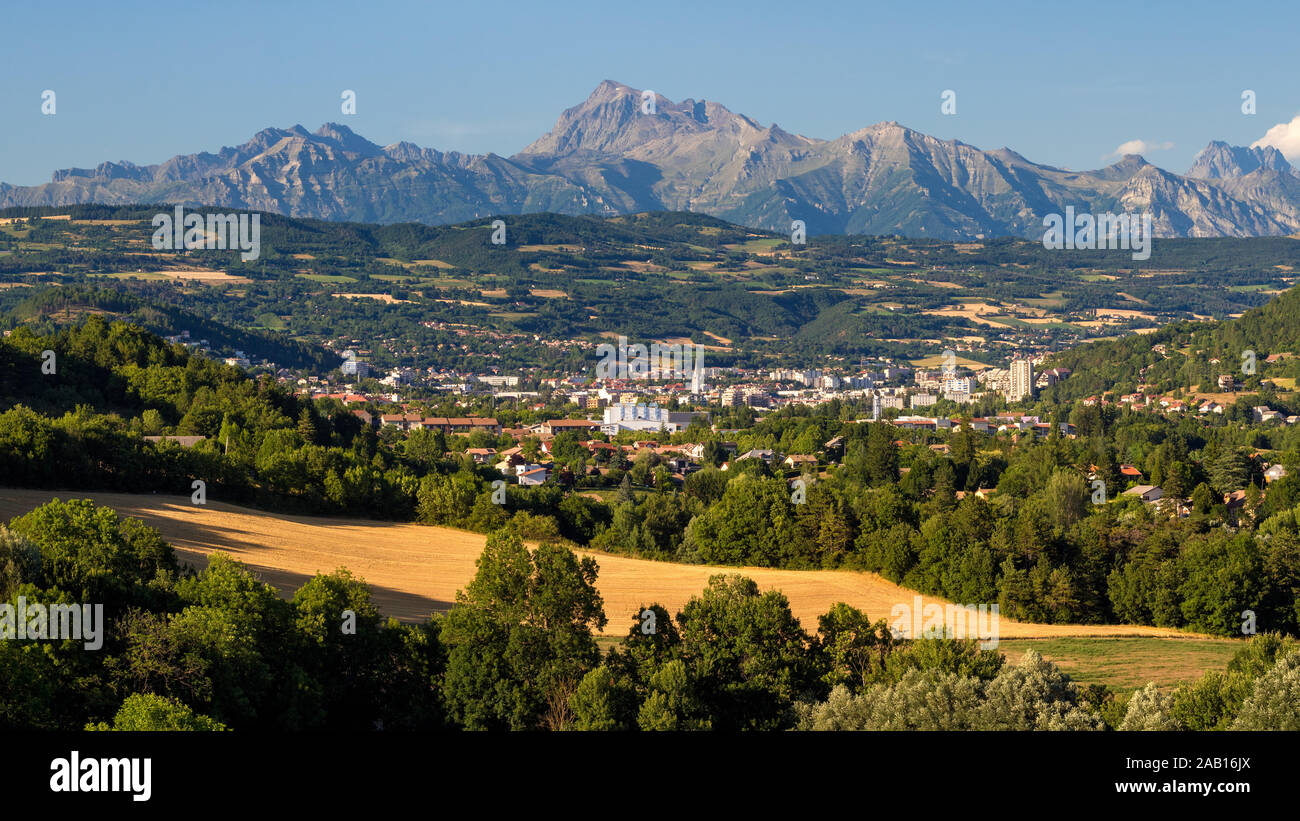 Die Stadt Spalt im Sommer und der chaillol Peak im Hintergrund. Alpes-de-Haute-Provence, Alpen, Provence-Alpes-Cote d'Azur, Frankreich Stockfoto