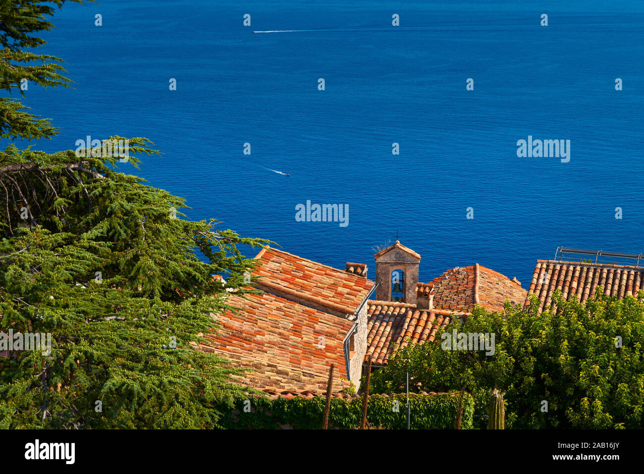 Aus Terrakotta Dächer von das Dorf Eze kontrastieren mit dem tiefen Blau des Mittelmeers. Côte d'Azur, Alpes-Maritimes (06), Frankreich Stockfoto