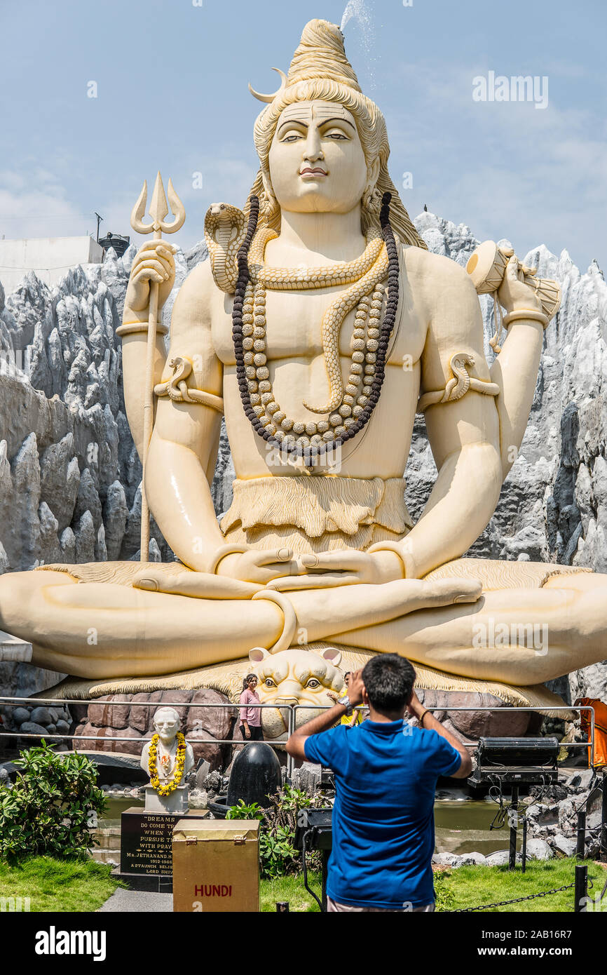 Bengaluru Shivoham Shiva Tempel, Shiva Die Glücksverheißenden, Ganesh, Indische Hindus Tourist, selfie Bilder, in lokalen bunte Kleidung Stockfoto