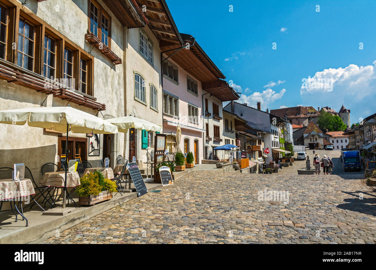 Schweiz, Kanton Freiburg, Bulle, Main Street, Stadtzentrum, Restaurants und Geschäfte Stockfoto