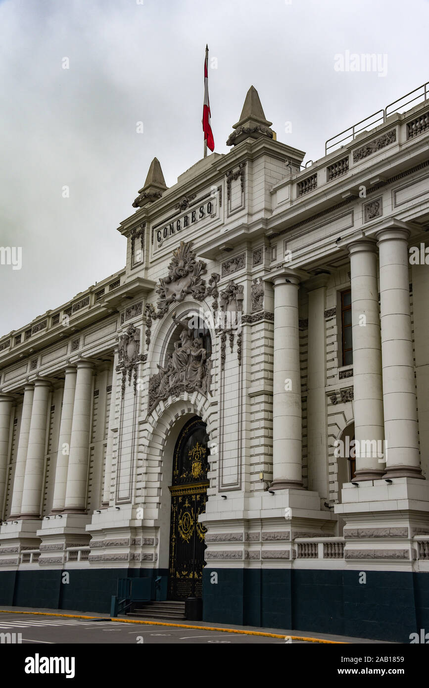 Lima, Peru - 19.November 2019: die Außenfassade der Peruanischen Nationalen Kongress Gebäude Stockfoto