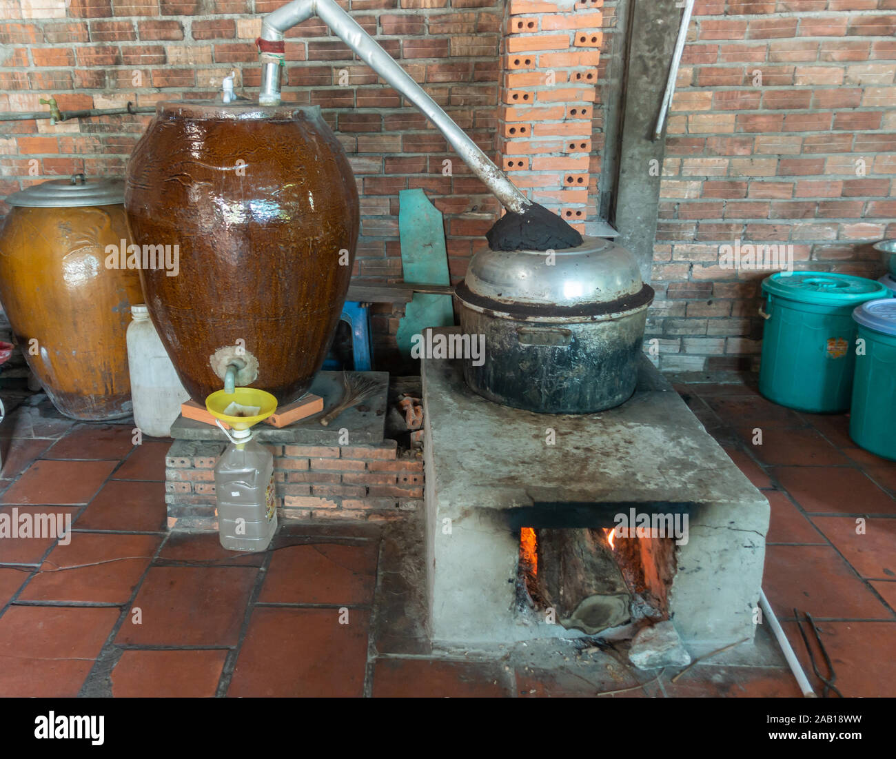 Cai, Mekong Deltal, Vietnam - März 13, 2019: Installation distiles fermentierten Reis und Honig durch Erwärmung flüssiger Alkohol und nicht der Wat zu verdampfen Stockfoto