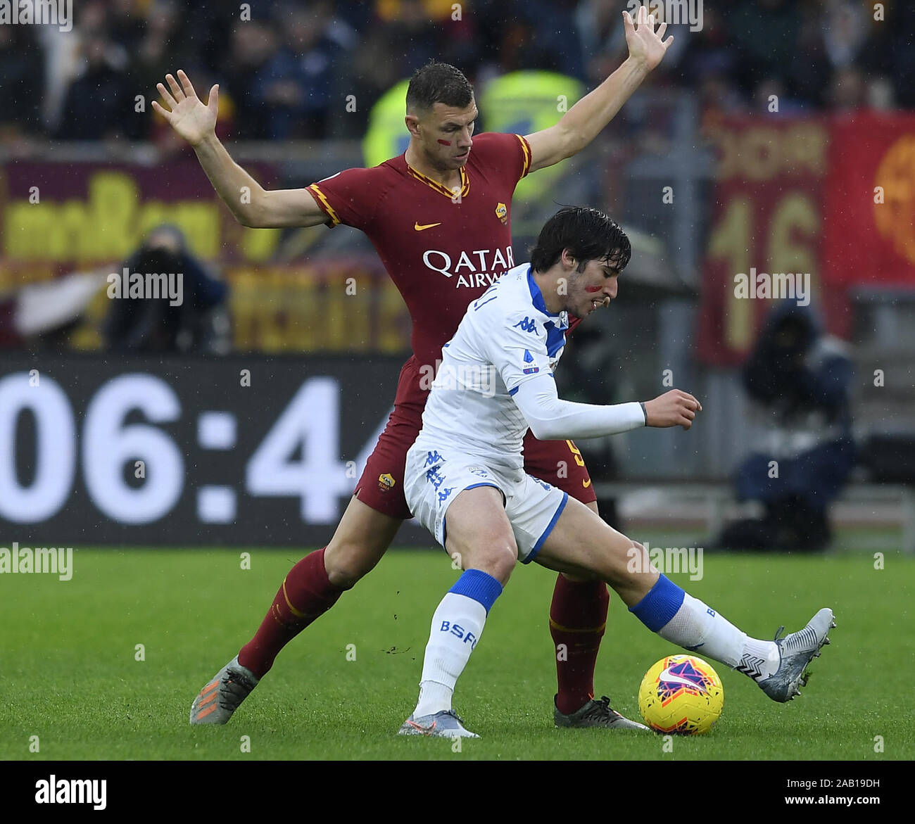 Rom, Italien. 24 Nov, 2019. Edin Dzeko (L) der Roma Mias mit Sandro einer ganz kurzen von Brescia in der Serie A Fußball Spiel in Rom, Italien, November 24, 2019. Credit: Alberto Lingria/Xinhua/Alamy leben Nachrichten Stockfoto