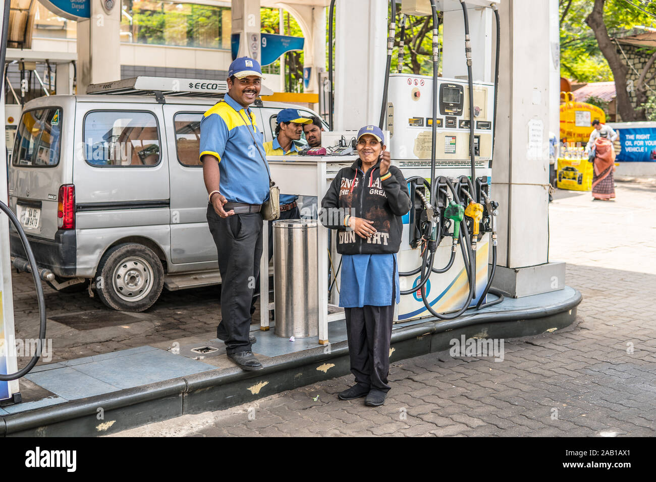 Bangalore, Indien, Straßen von Bengaluru City, local gas Tankstelle Mitarbeiter Stockfoto