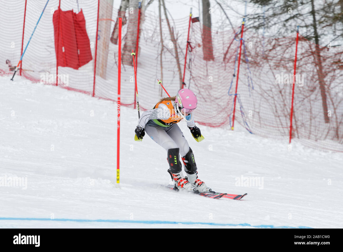 Quebec, Kanada. Ein Skifahrer konkurriert in der Super Serie Sports Experts Damen slalom Rennen in Val Saint-Come Stockfoto