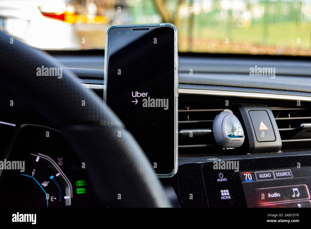 Chicago, Illinois, Vereinigte Staaten - 23 November, 2019 - Aufnahme eines laufenden UBER App mit Logo auf einem Telefon im Auto. Stockfoto