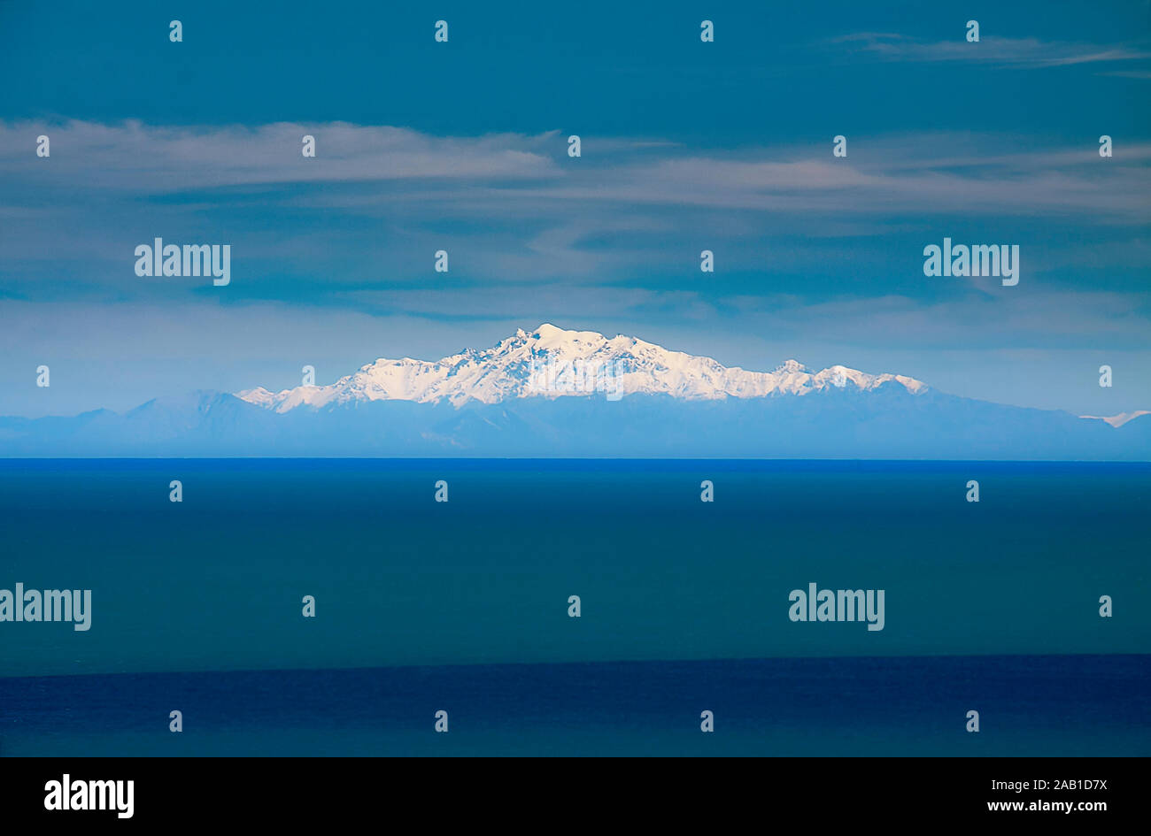 Schnee caped Berggipfel in den südlichen Alpen gesehen von der Spitze der Nordinsel bei Ngawi Stockfoto