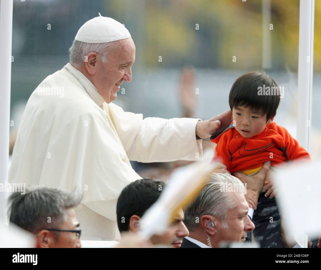 Tokio, Japan. 25 Nov, 2019. Papst Franziskus segnet ein Kind in einen 25.000-sitz Baseball Stadium in Nagasaki, südwestliche Japan als hält er eine Masse an November 24, 2019. (Kyodo) == Kyodo Photo per Kreditkarte: Newscom/Alamy Live News Credit: Newscom/Alamy leben Nachrichten Stockfoto