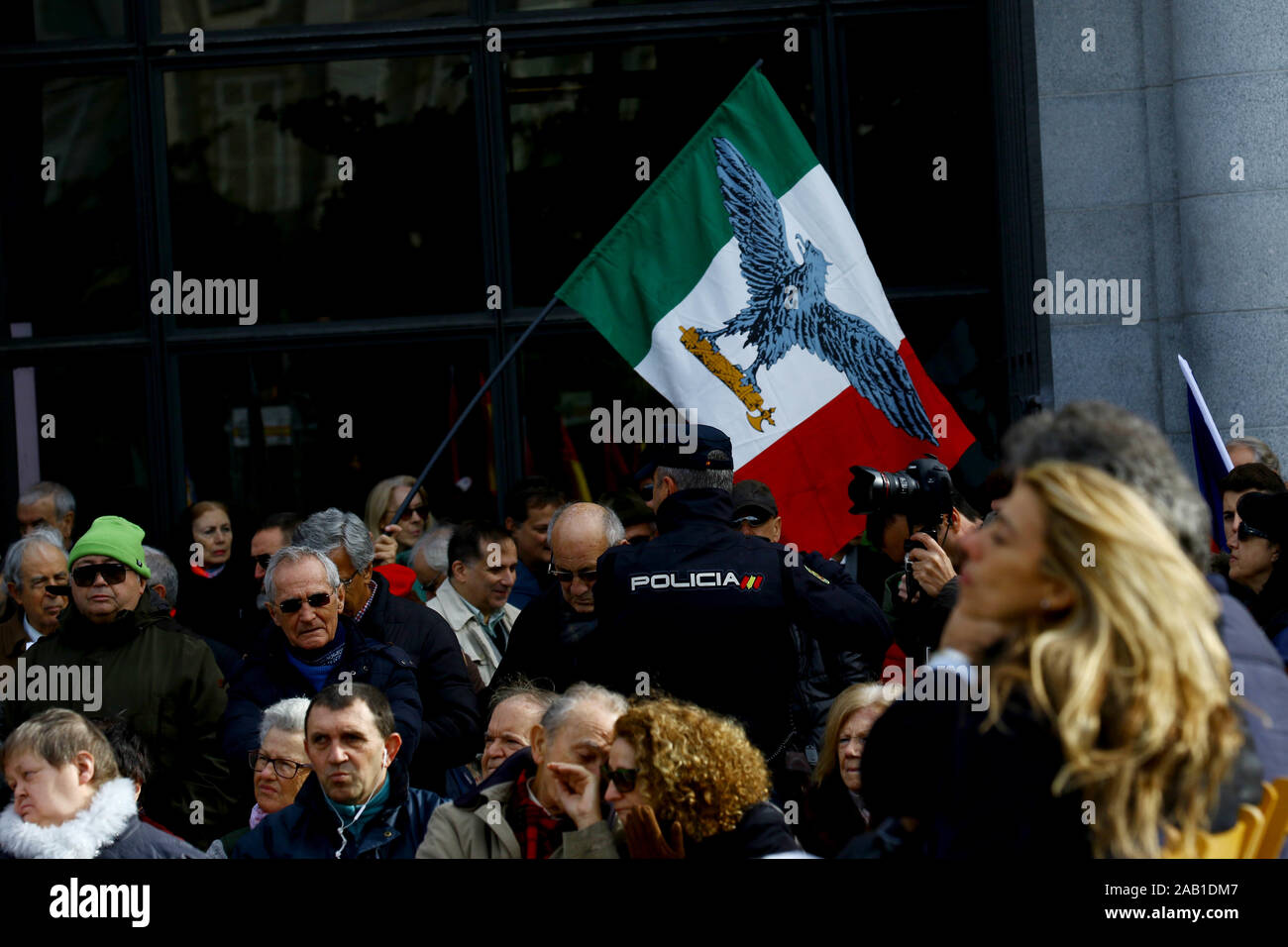 Madrid, Spanien; 24/11/2019. - Rechtsextreme Gruppen La Falange und Alternativa Española (AES) in Madrid März der Diktatur von Francisco Franco und der 38. Jahrestag des Todes des Diktators zu gedenken. Auch der 77. Jahrestag des Todes des Diktators und Leiter von La Falange, José Antonio Primo de Rivera und gegen die Exhumierung des Diktators zu protestieren. Bei der Veranstaltung sechs Frauen Mitglieder des Femen protestedPhoto: Juan Carlos Rojas/Picture Alliance | Verwendung weltweit Stockfoto