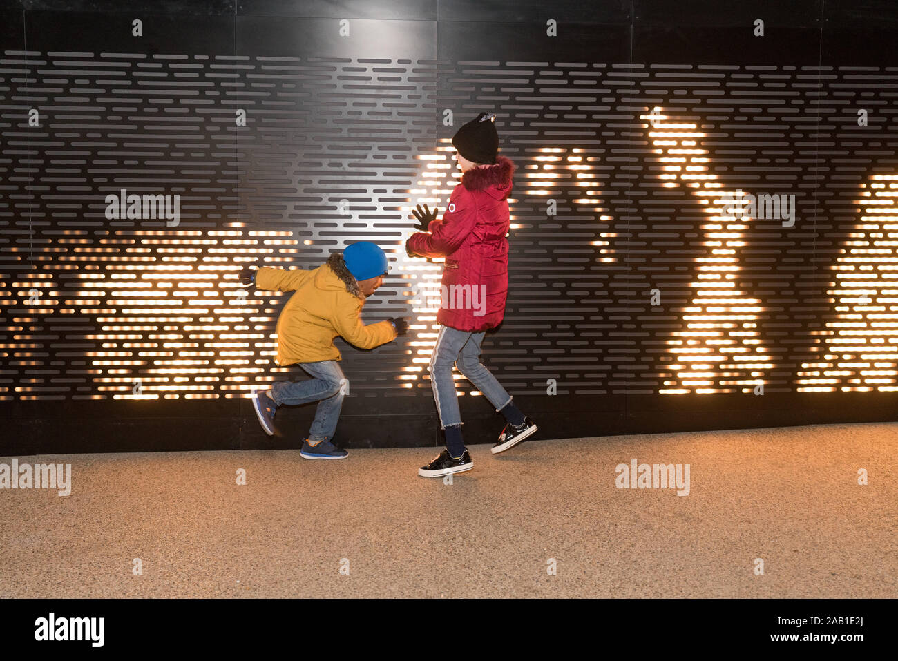 Wembley Park Royal Route Unterführung - Schatten an der Wand der interaktiven Kunst installation Stockfoto