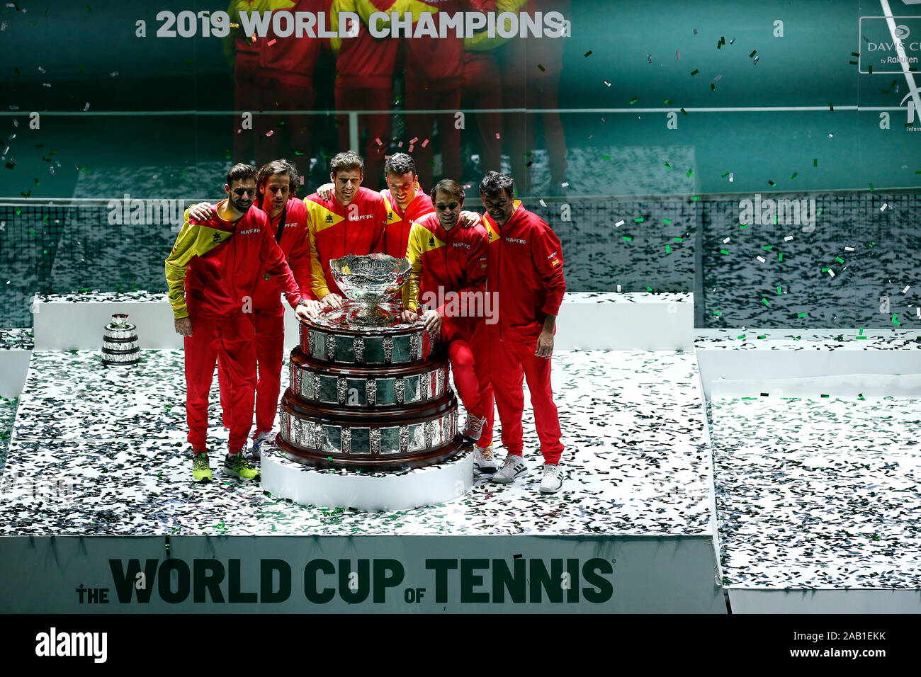 Spanien team Pose mit der Davis Cup nach dem Finale von Tag 7 während der 2019 Davis Cup im La Caja Magica in Madrid. Stockfoto