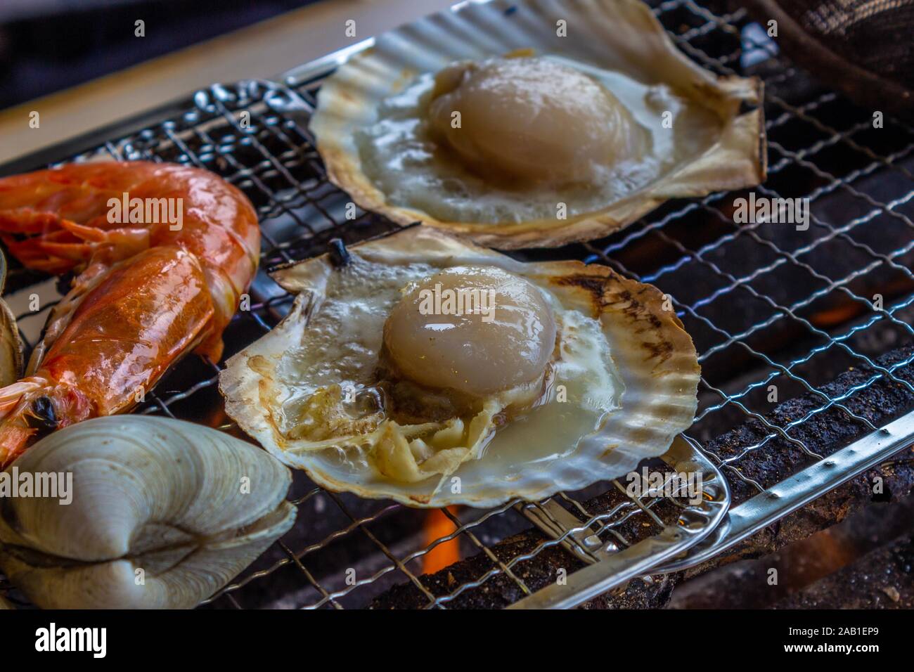 Clam, Quahog, Garnelen, Jakobsmuscheln, auf Holzkohle gegrillten Meeresfrüchten. in Chiba-ken JAPAN Stockfoto