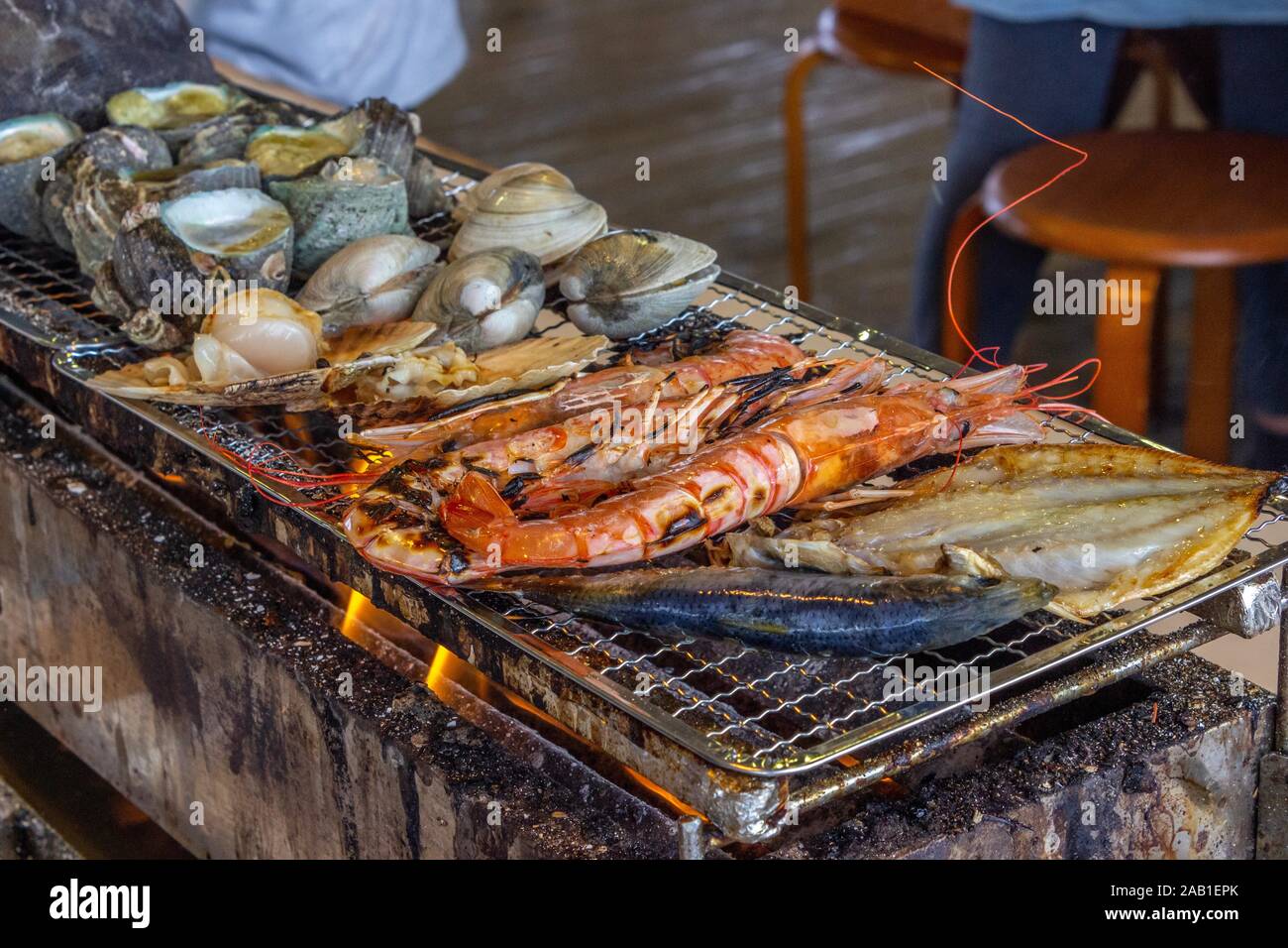 Turban Muschel, Muschel, Quahog, Garnelen, Jakobsmuscheln, Stöcker, auf Holzkohle gegrillten Meeresfrüchten. in Chiba-ken JAPAN Stockfoto