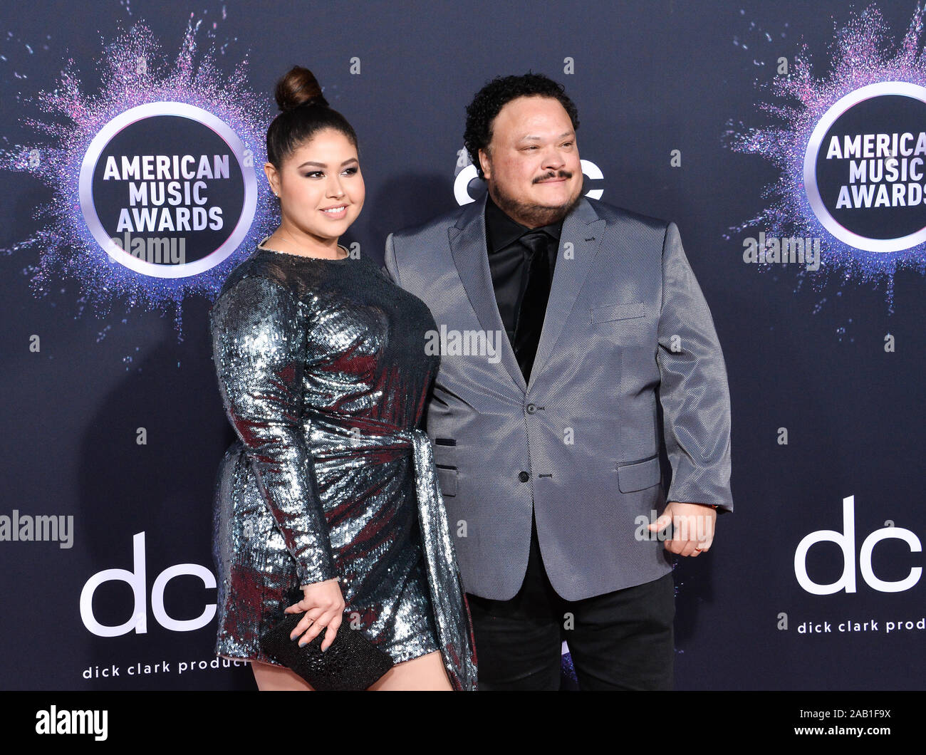 Los Angeles, USA. 24 Nov, 2019. Adrian Martinez (R) und Gast ankommen für die 47. jährlichen American Music Awards, die in den Microsoft Theater in Los Angeles am Sonntag, 24. November 2019. Foto von Jim Ruymen/UPI Quelle: UPI/Alamy leben Nachrichten Stockfoto