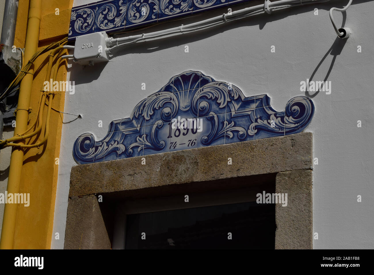 Azulejo Kacheln über einer Tür in Aveiro Portugal Stockfoto