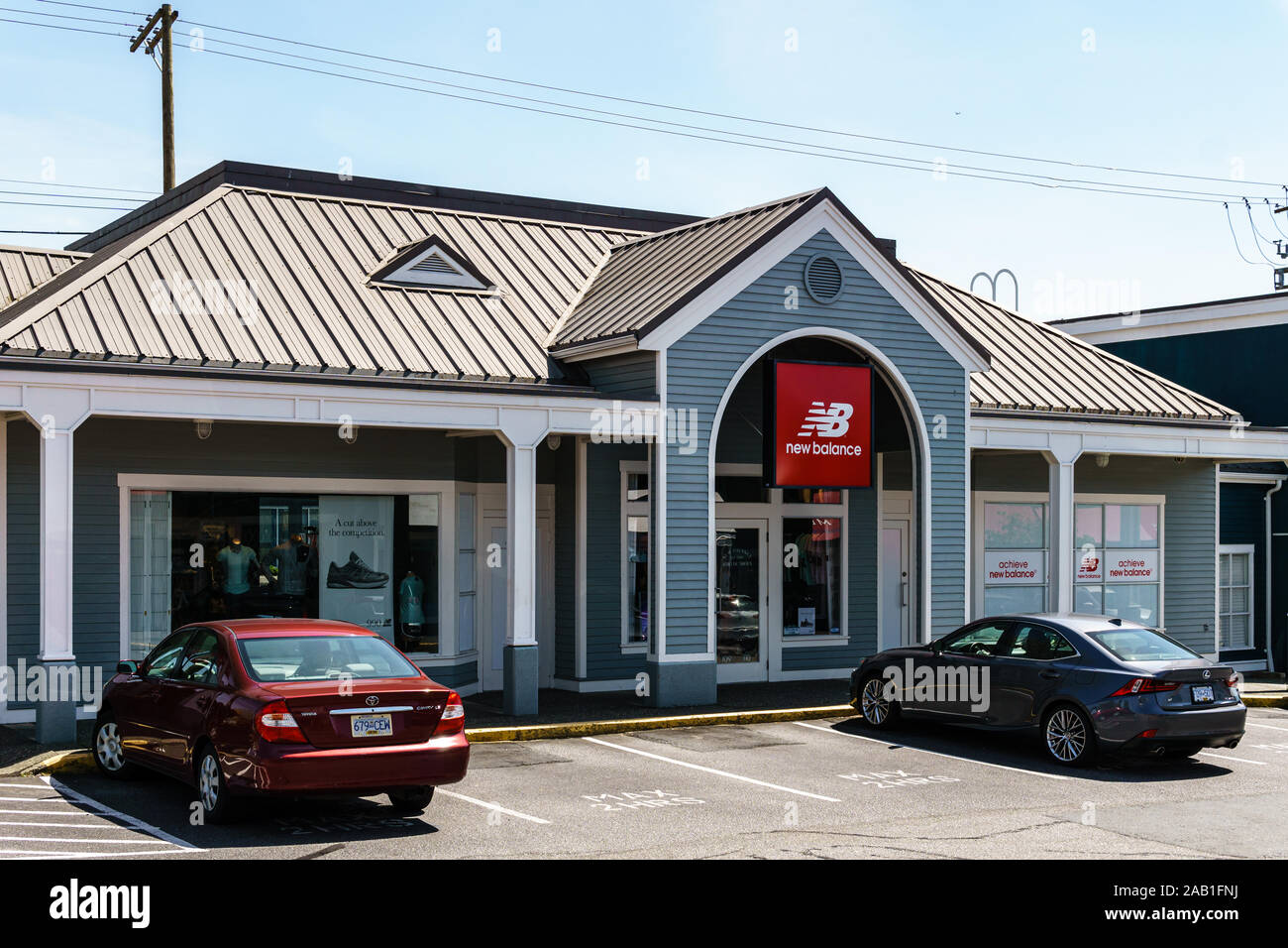 SURREY, Kanada - 5. Mai 2019: Sunshine Village Mall oder Shopping Plaza sonniger Frühlingstag. Stockfoto