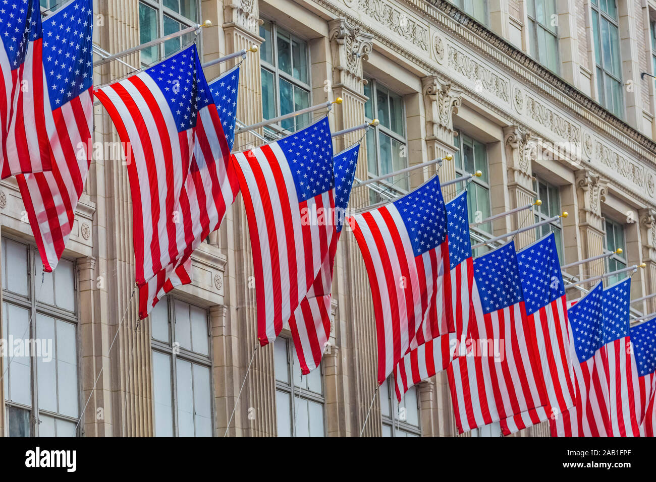 Amerikanische Fahnen floating eines der wichtigsten Wahrzeichen in Manhattan, New York City, USA Stockfoto