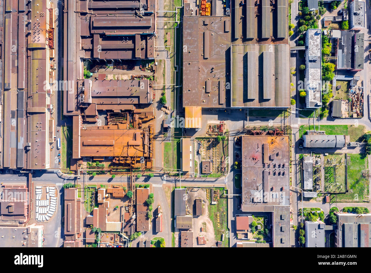 Luftbild von Oben nach Unten Blick auf rostigen Dächern von Industrie- und Lagergebäude Stockfoto