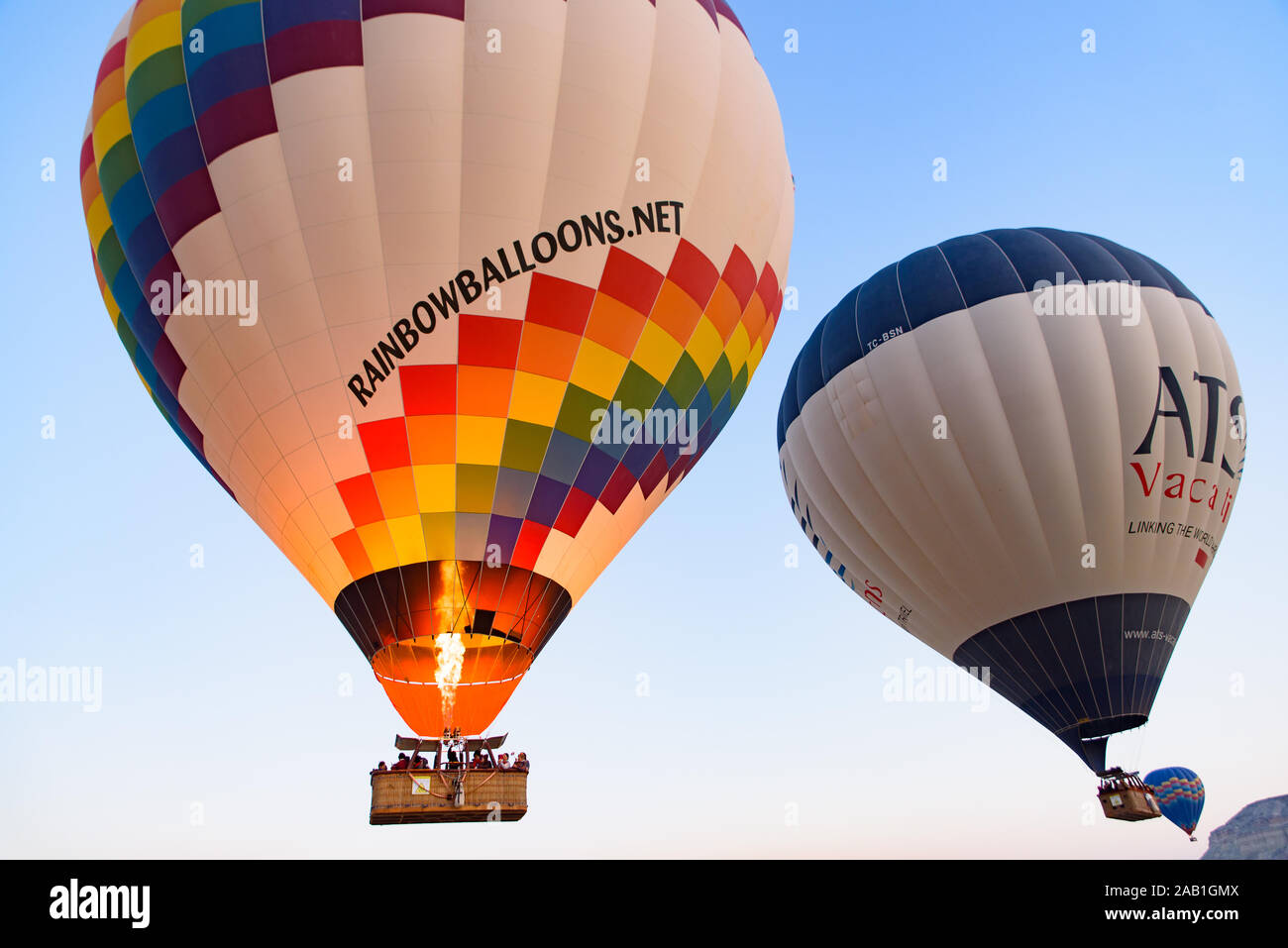 Fliegenden Heißluftballons am Himmel in Göreme, Kappadokien, Türkei Stockfoto