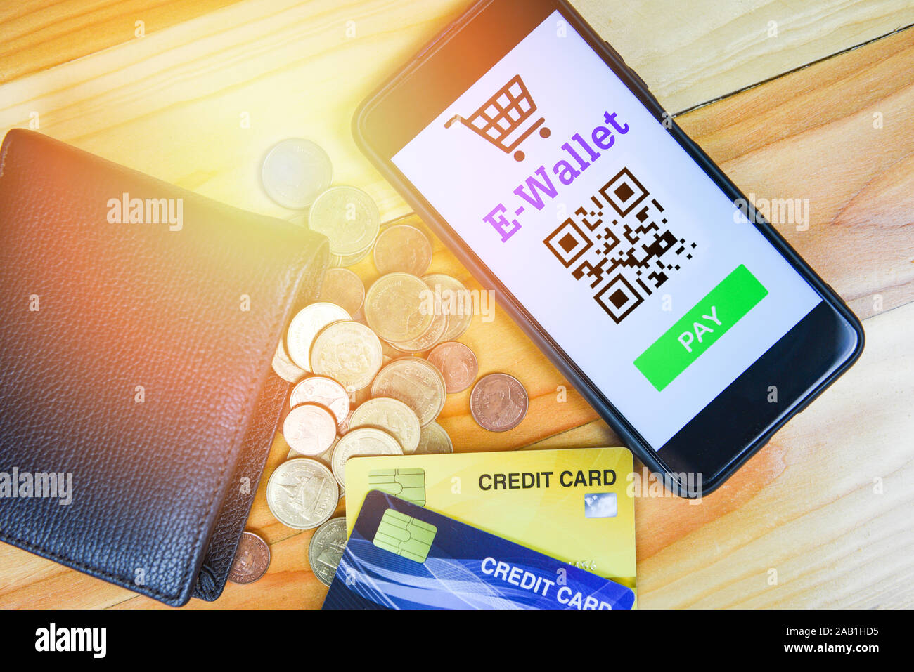 E wallet App auf dem Smartphone mit Kreditkarte und Münze in der Mappe Technik pay/Mobile Payment online shopping Konzept Stockfoto