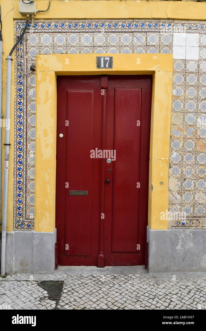 Eine hölzerne Eingangstür in Aveiro Portugal Stockfoto
