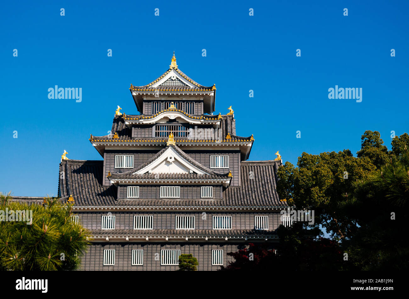 Okayama Castle Black Samurai Festung mit blauen hellen Himmel im Herbst. Japan Edo historische Schloss Stockfoto