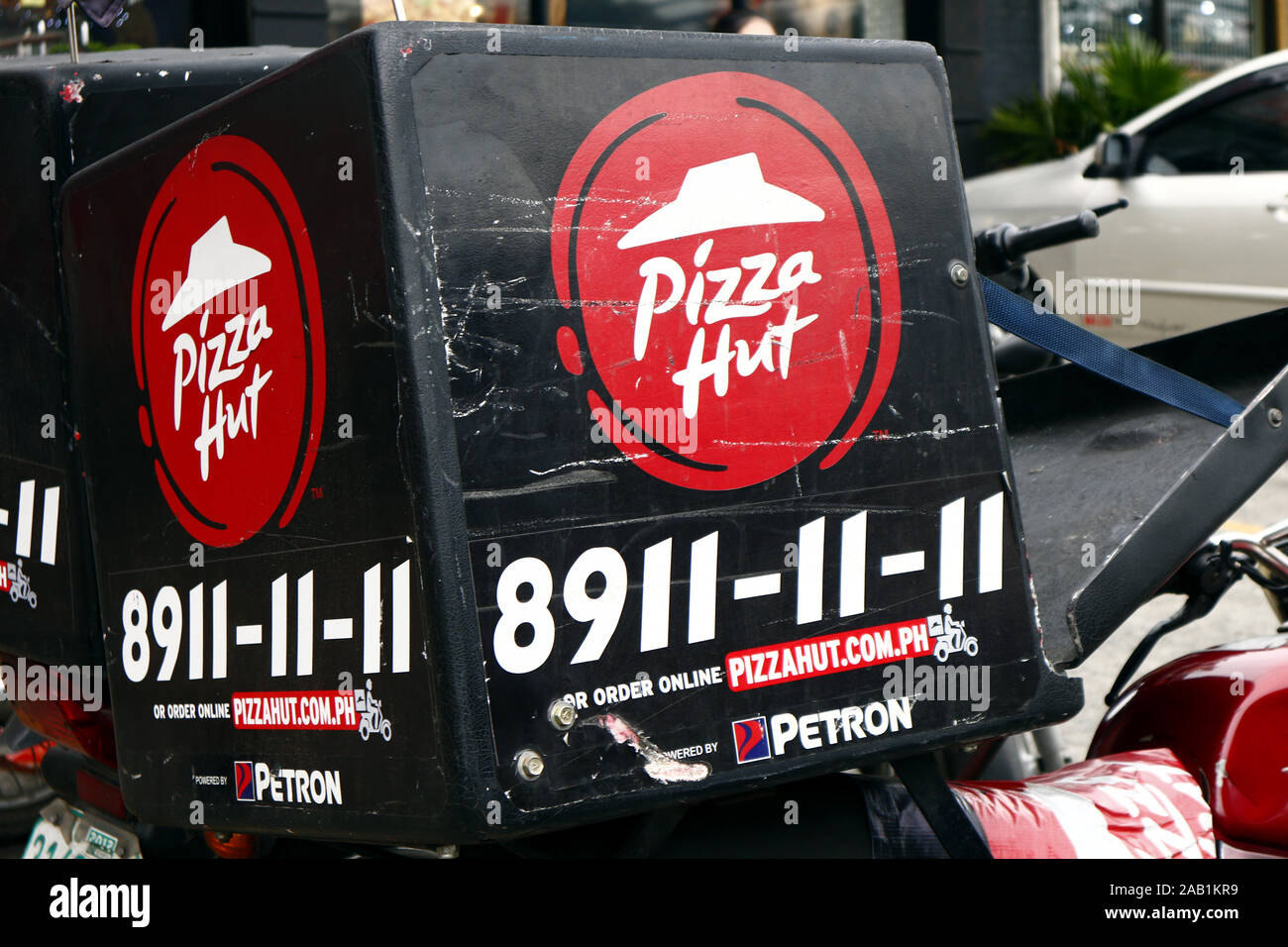 Antipolo City, Philippinen - November 21, 2019: Essen Behälter an der Rückseite einer Lieferung Motorrad für eine Pizza Restaurant. Stockfoto