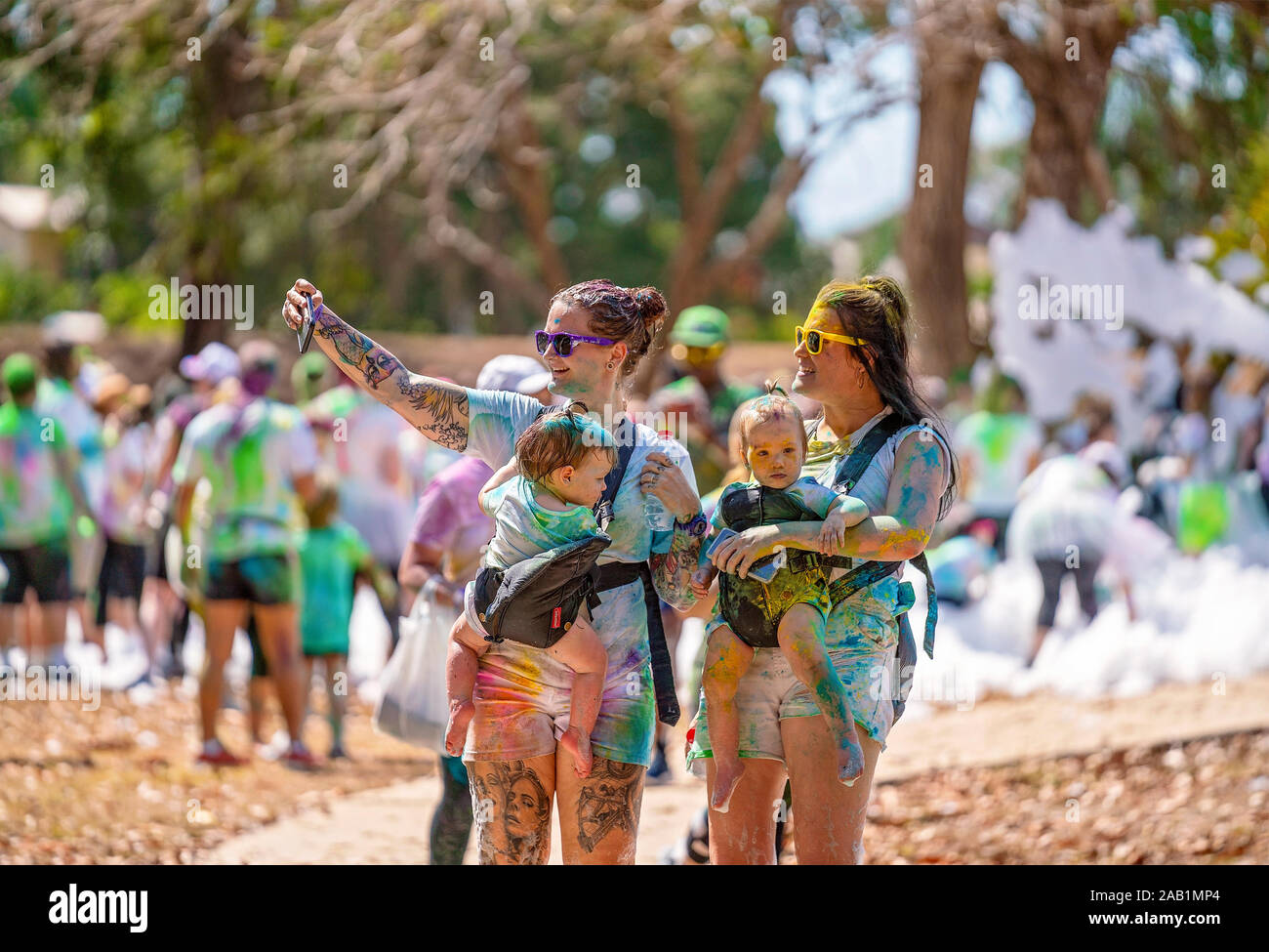 Mackay, Queensland, Australien - 24. November 2019: Unbekannter Frauen und Kinder unter selfies Während in 5K Farbe Frenzy Fun Run ou teilnehmenden Stockfoto