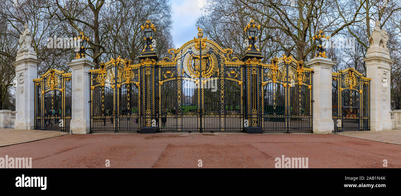 Kanada Tor der Green Park vor dem Buckingham Palace in London, Großbritannien, von Kanada nach London Queen Victoria, die 1901 zu ehren, der starb Stockfoto