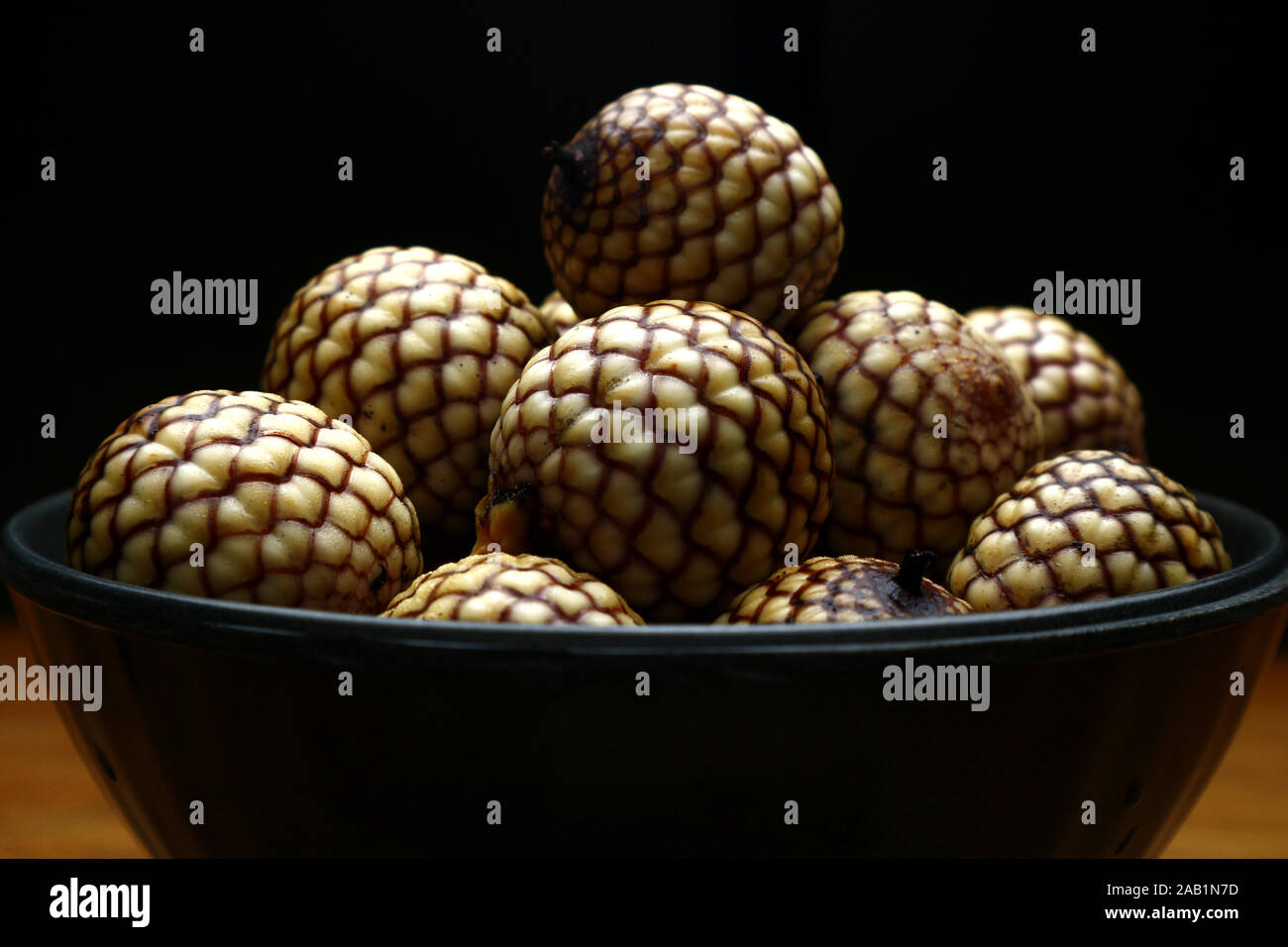 Foto von Schale mit frischem rattan Früchte Stockfoto