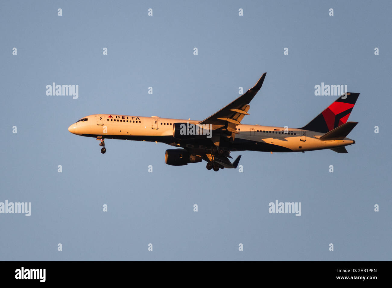 November 23, 2019 San Francisco/CA/USA - Sonnenuntergang Blick auf Delta Airlines Flugzeug Flughafen San Francisco International (SFO) und die Vorbereitung auf die Stockfoto