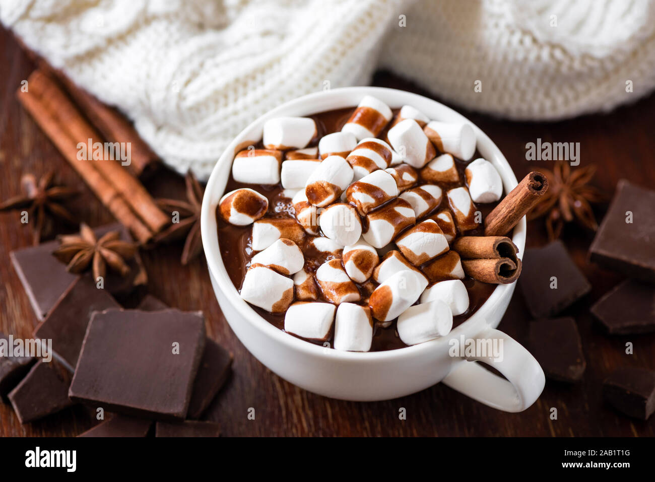 Tasse heiße Schokolade mit Marshmallows und Zimt auf alten Holztisch. Detailansicht. Komfort Essen Stockfoto