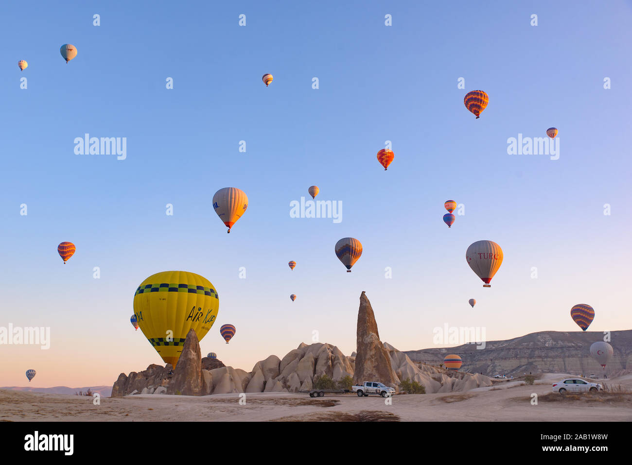 Fliegenden Heißluftballons und Rock Landschaft bei Sonnenaufgang in Göreme, Kappadokien, Türkei Stockfoto