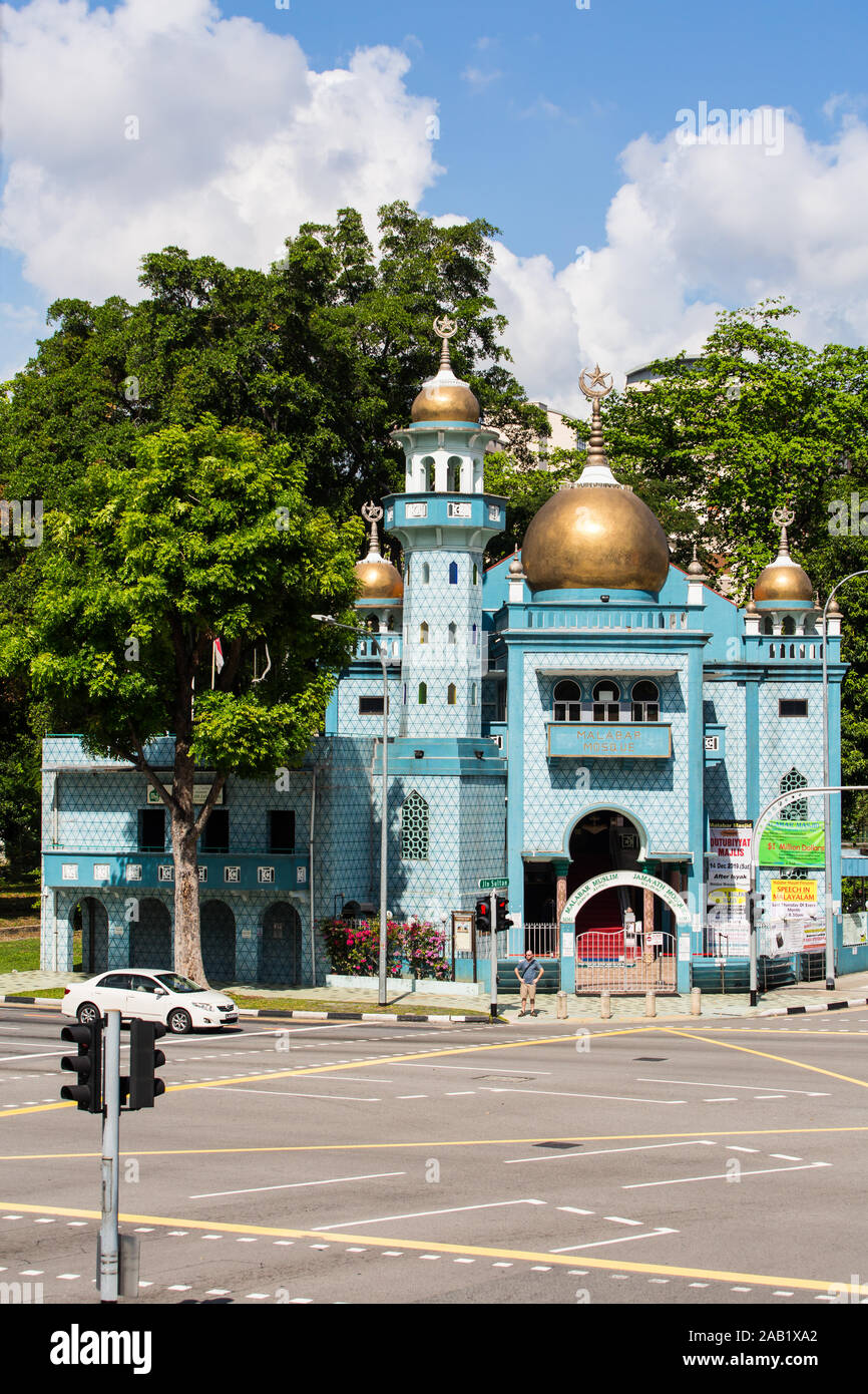 Vertikale Szene der Masjid Malabar Moschee Architektur, eine indische Moschee im Herzen der Stadt, Singapur. Stockfoto