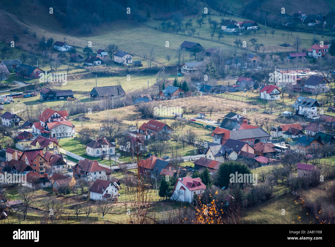 Rumänischen Dorf Landschaft aus Siebenbürgen Rumänien, Herbst, November 2019 mit einem isolierten Hirten Barn House, Hintergrundbild anzeigen Stockfoto