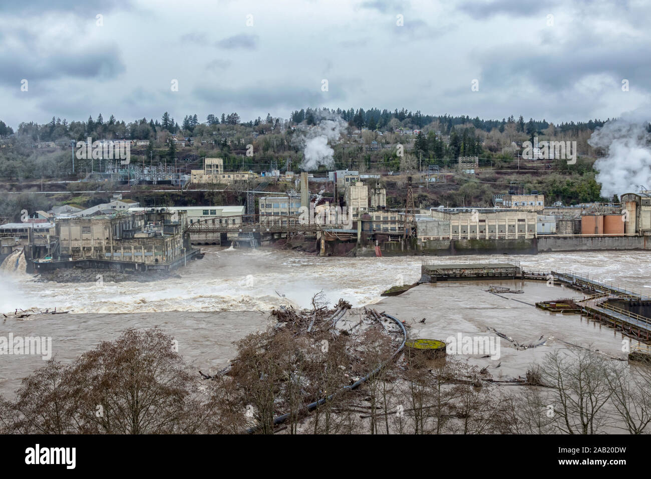 Überschwemmung Wasserkraftwerk in Willamette Fälle, Oregon City Stockfoto