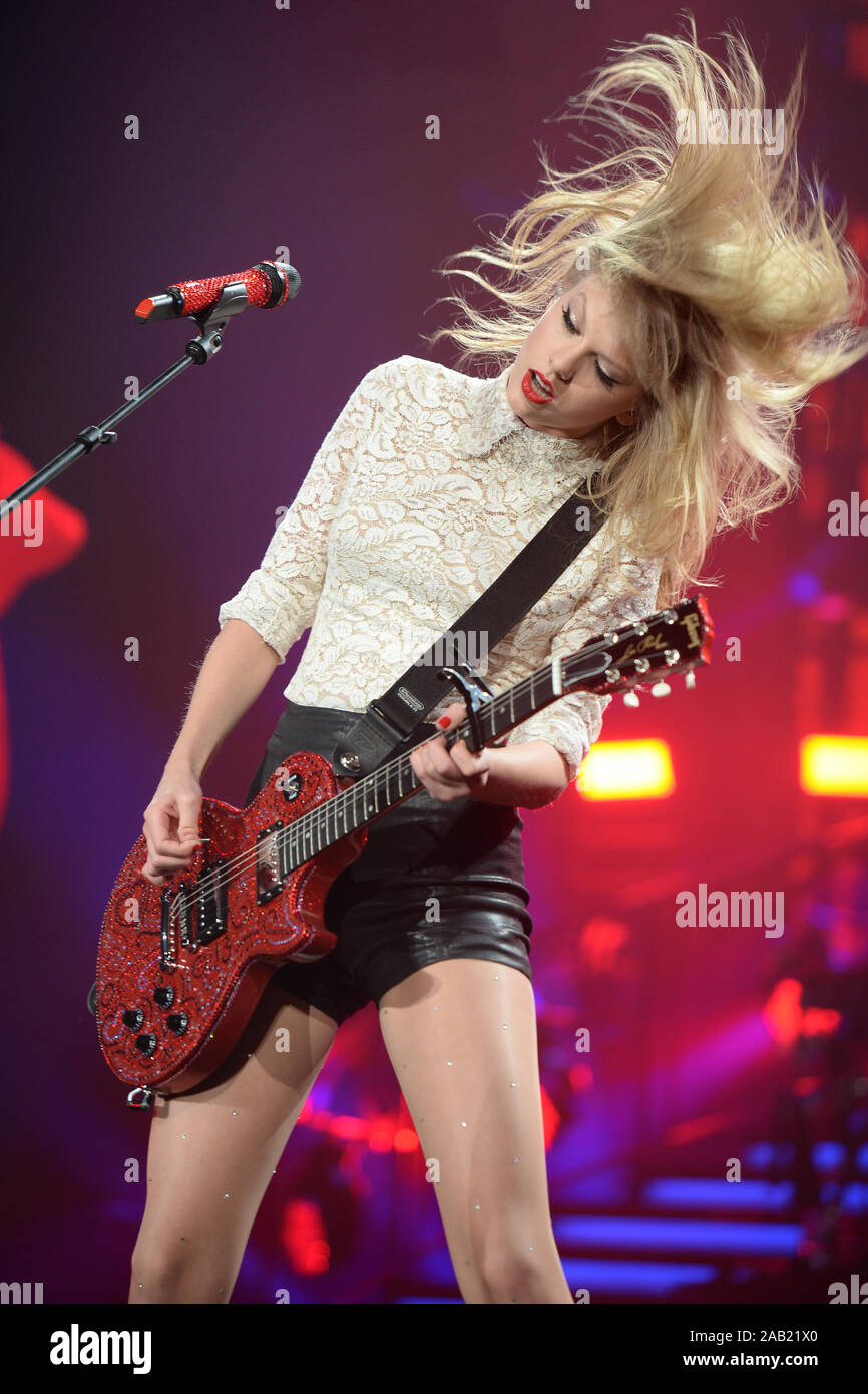 ATLANTA, GA - 18. April: Seven-Time Grammy Gewinner Taylor Swift (* 13. Dezember 1989) führt die rote Tour an der Philips Arena am 18. April 2013 in Atlanta, Georgia: Taylor Swift Stockfoto