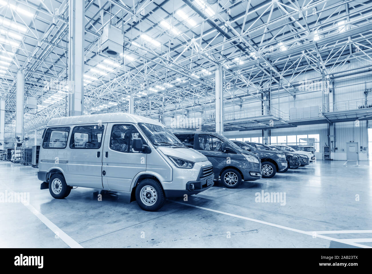 Automobilhersteller, übersichtlich angeordneten neue Autos bereit sind, das Werk verlassen. Stockfoto
