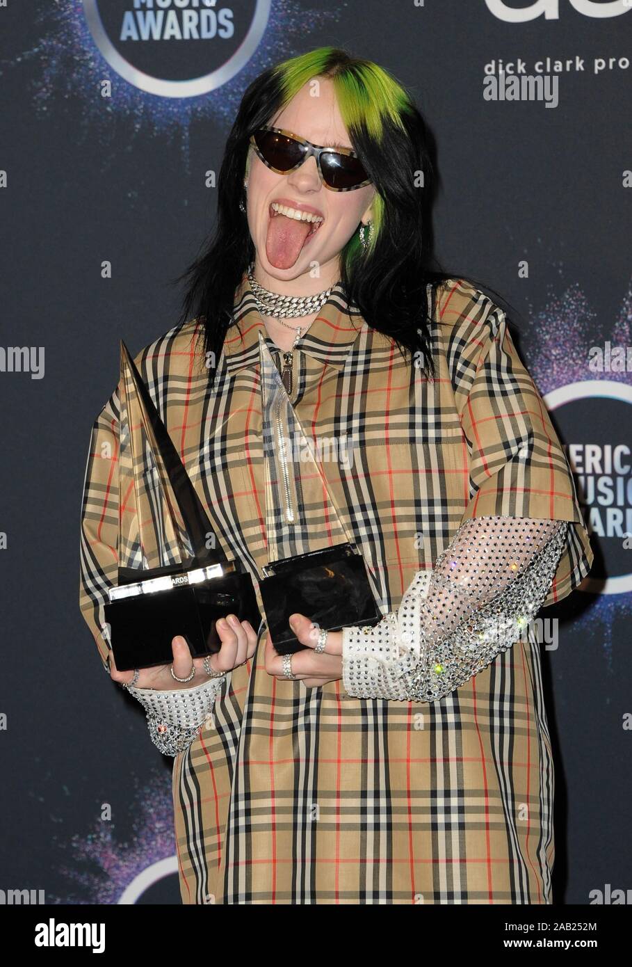 Los Angeles, CA. 24 Nov, 2019. Billie Eilish in der Ankunftshalle für 2019 American Music Awards - Ankünfte, Microsoft Theatre, Los Angeles, CA November 24, 2019. Credit: Elizabeth Goodenough/Everett Collection/Alamy leben Nachrichten Stockfoto