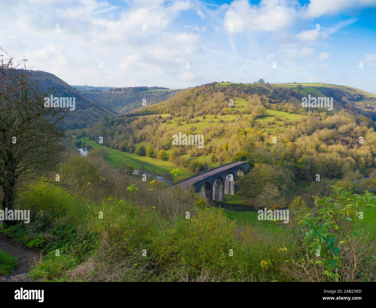 Monsal Dale & Monsal Kopf (Grabstein) Viadukt in der Nähe von Bakewell in der Nationalpark Peak District, Derbyshire, England. Stockfoto